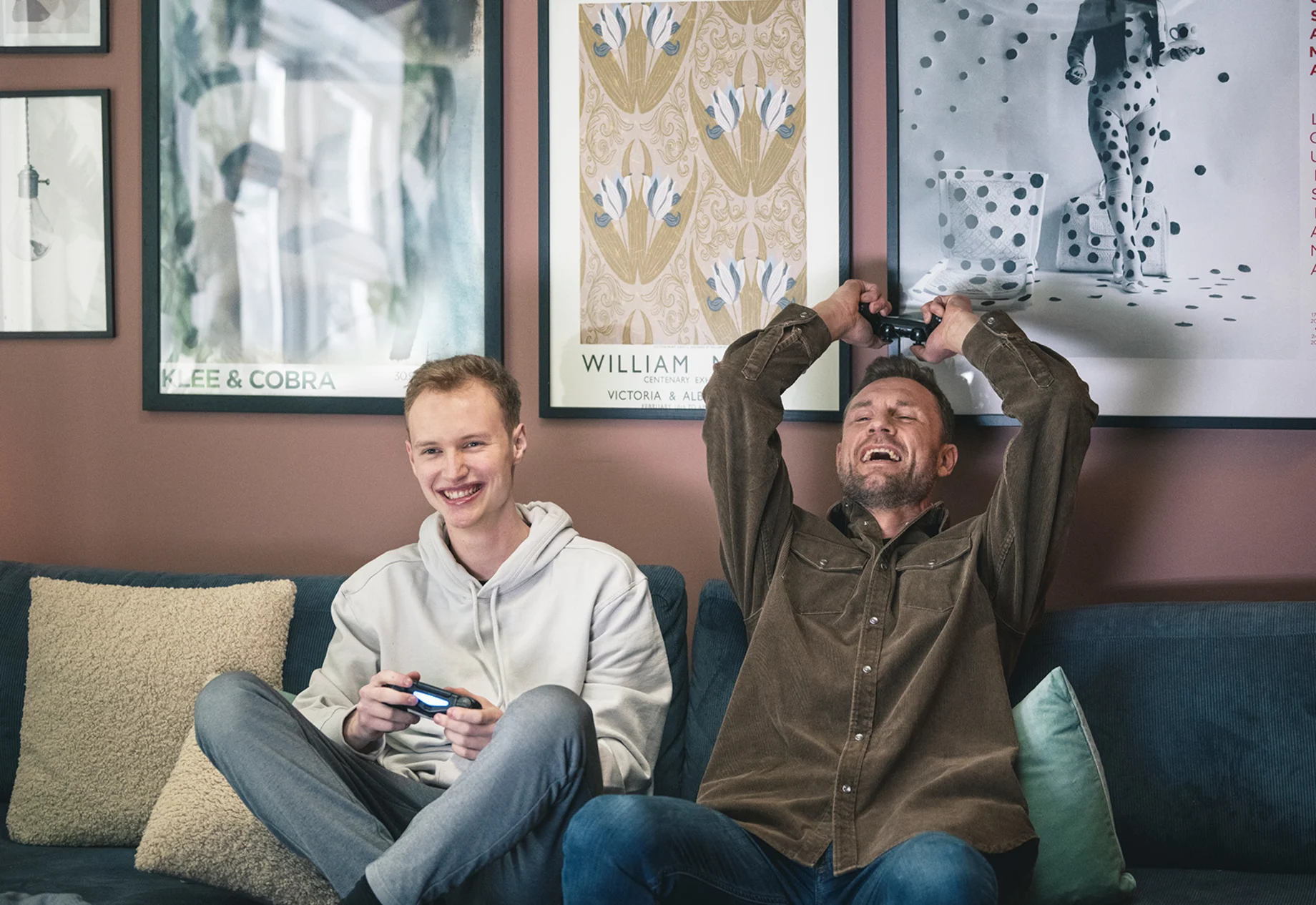 Far og søn spiller PlayStation