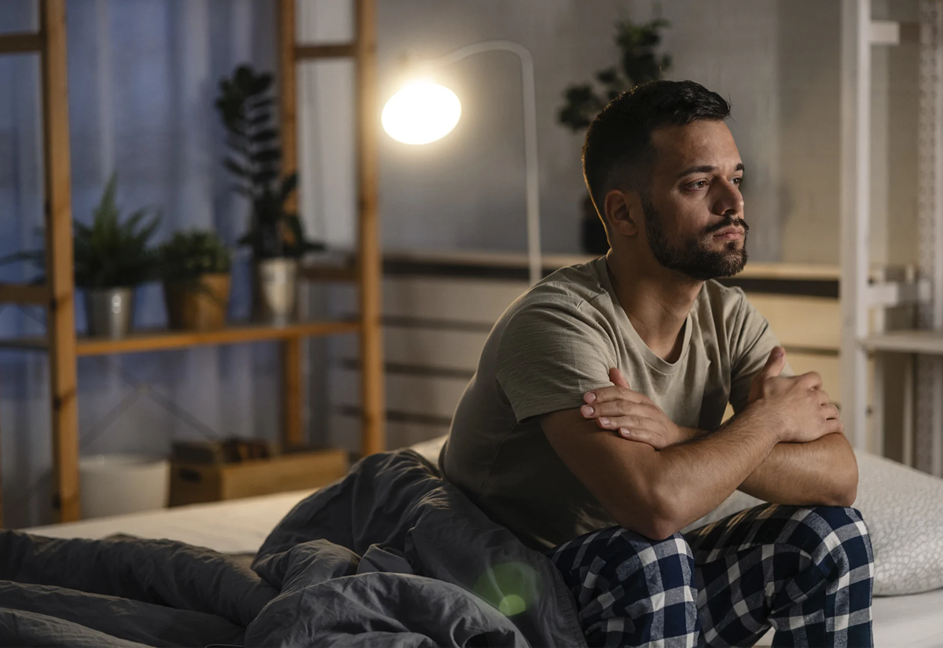 Trist Mand Sidder På Seng