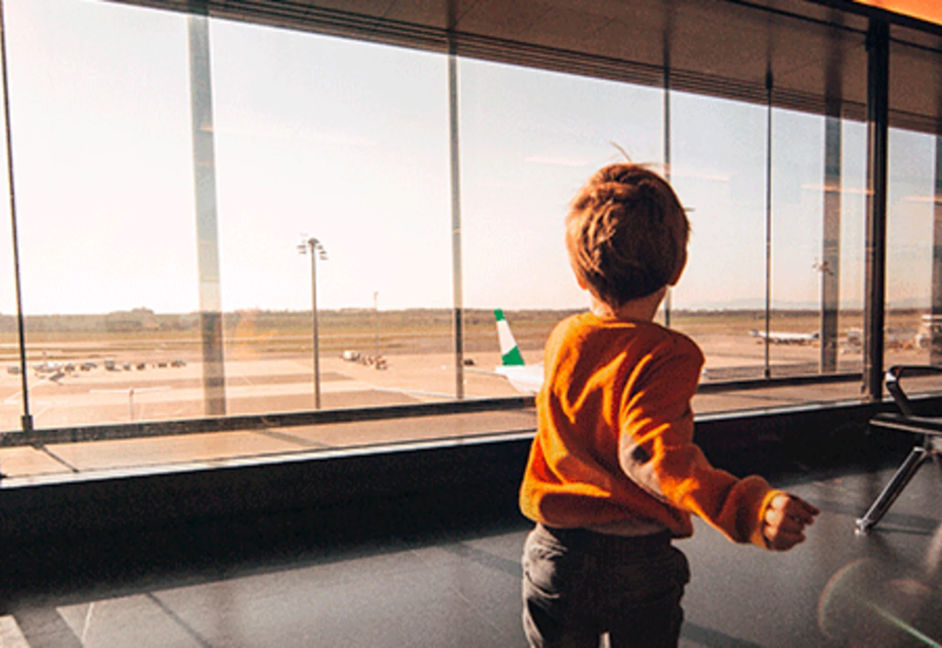 Dreng løber i lufthavn