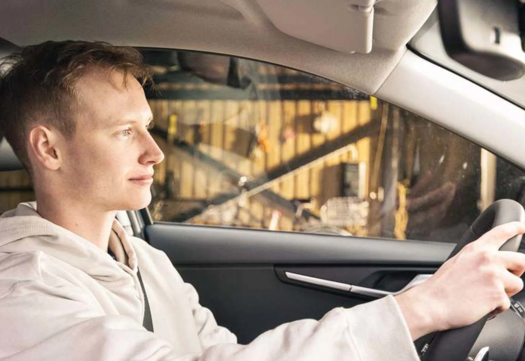 Ung mand som sidder bag rattet