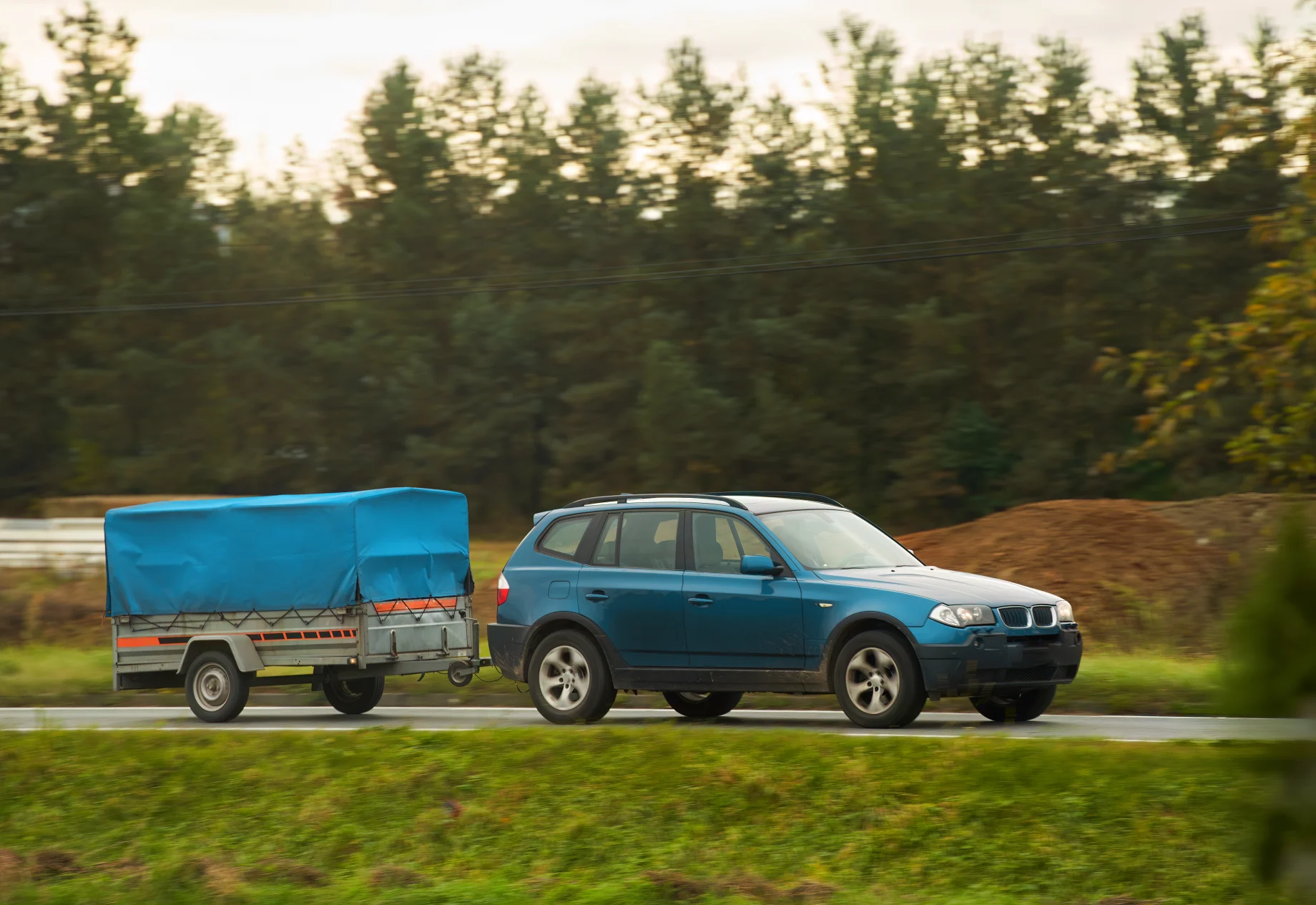 Blå bil med blå trailer