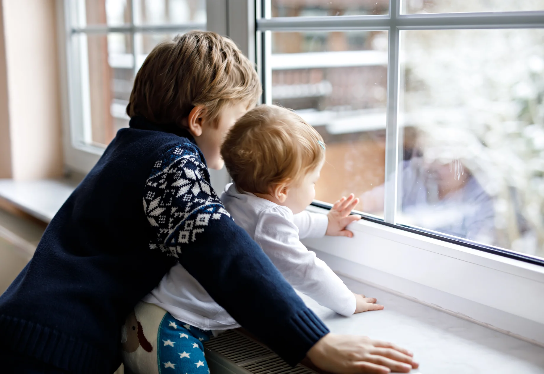 Børn som kigger ud af vinduerne