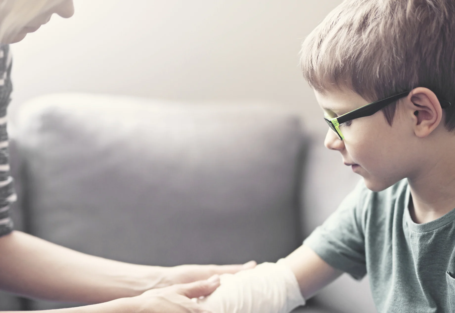 Mor og søn, og sønnen har brækket sin arm