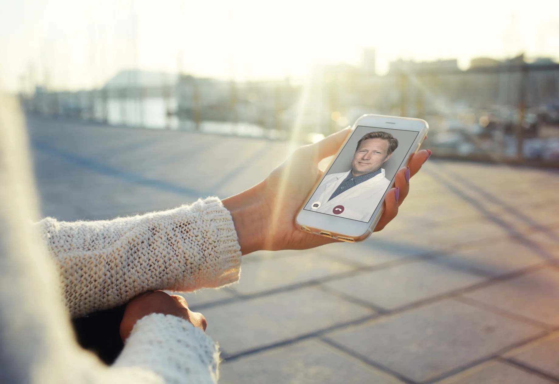 Kvinde facetimer med en læge