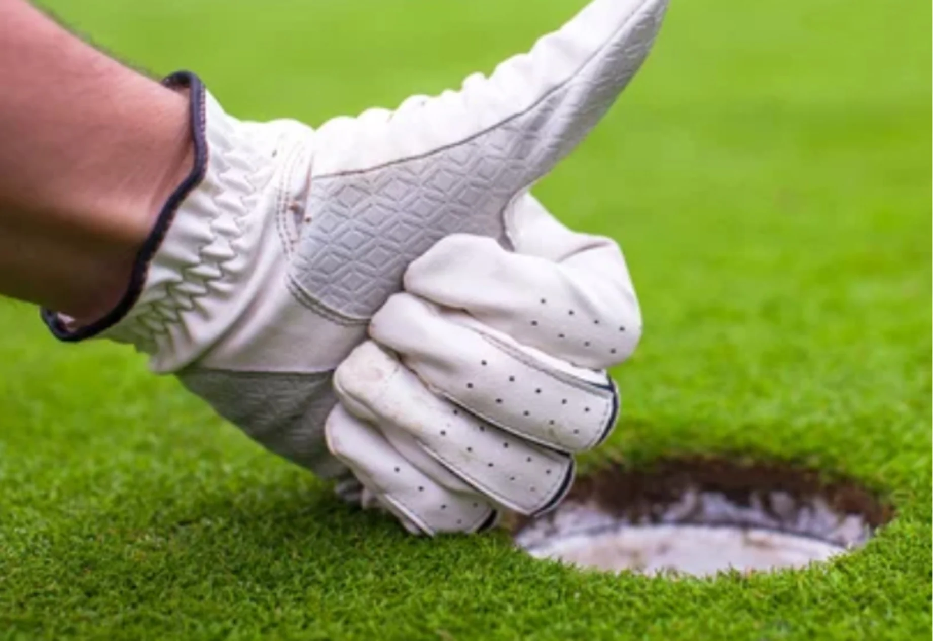 Thumbs up til hole in one