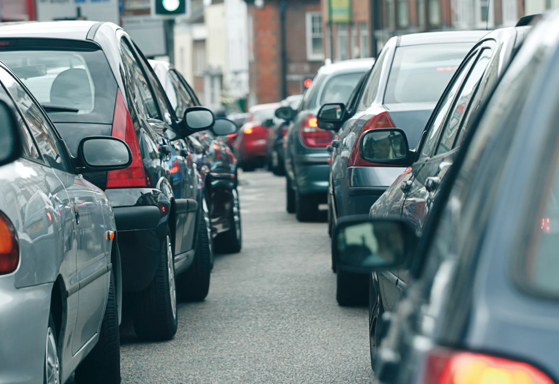 Biler som holder i kø