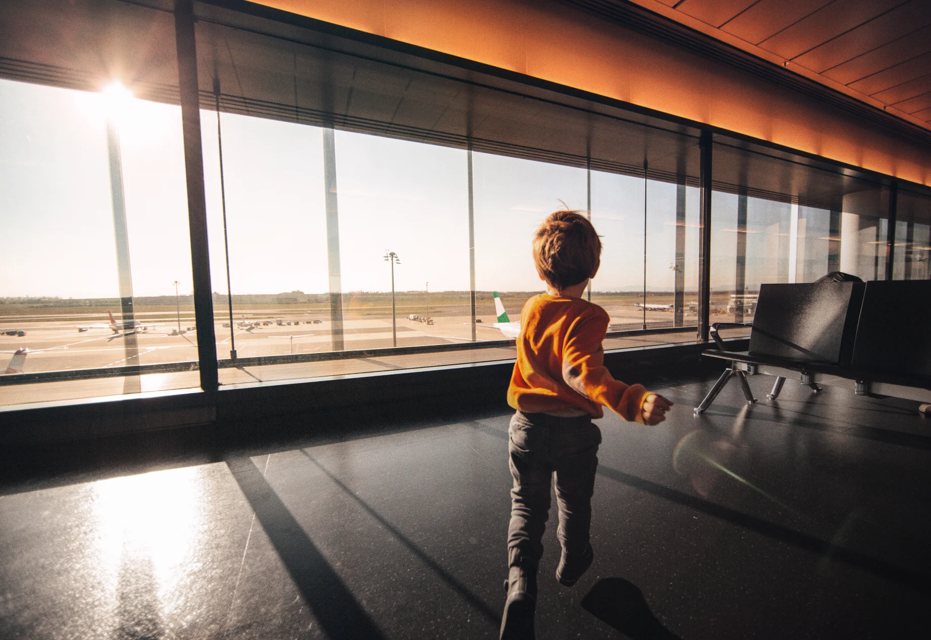 Dreng ved lufthavn