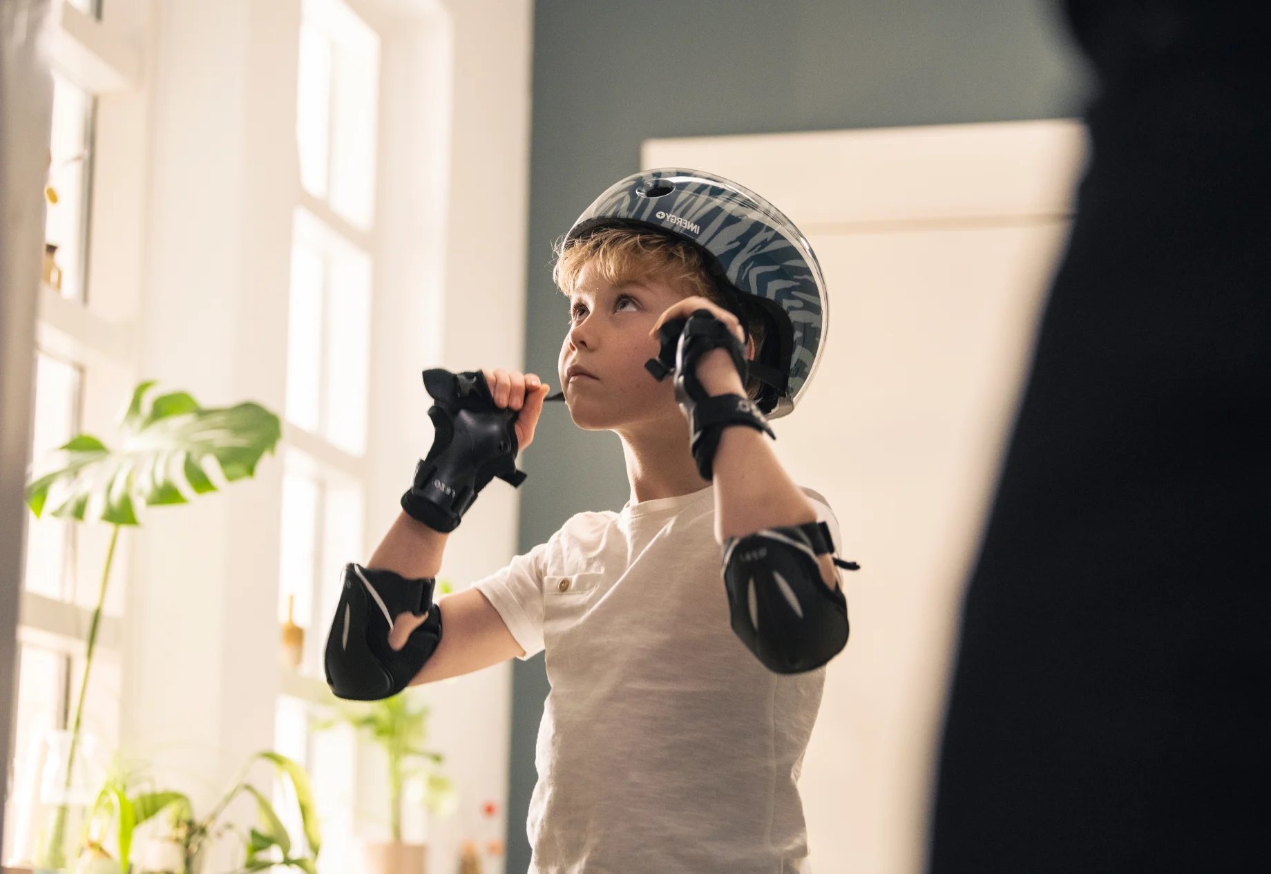 Dreng med cykelhjelm og albuebeskyttere