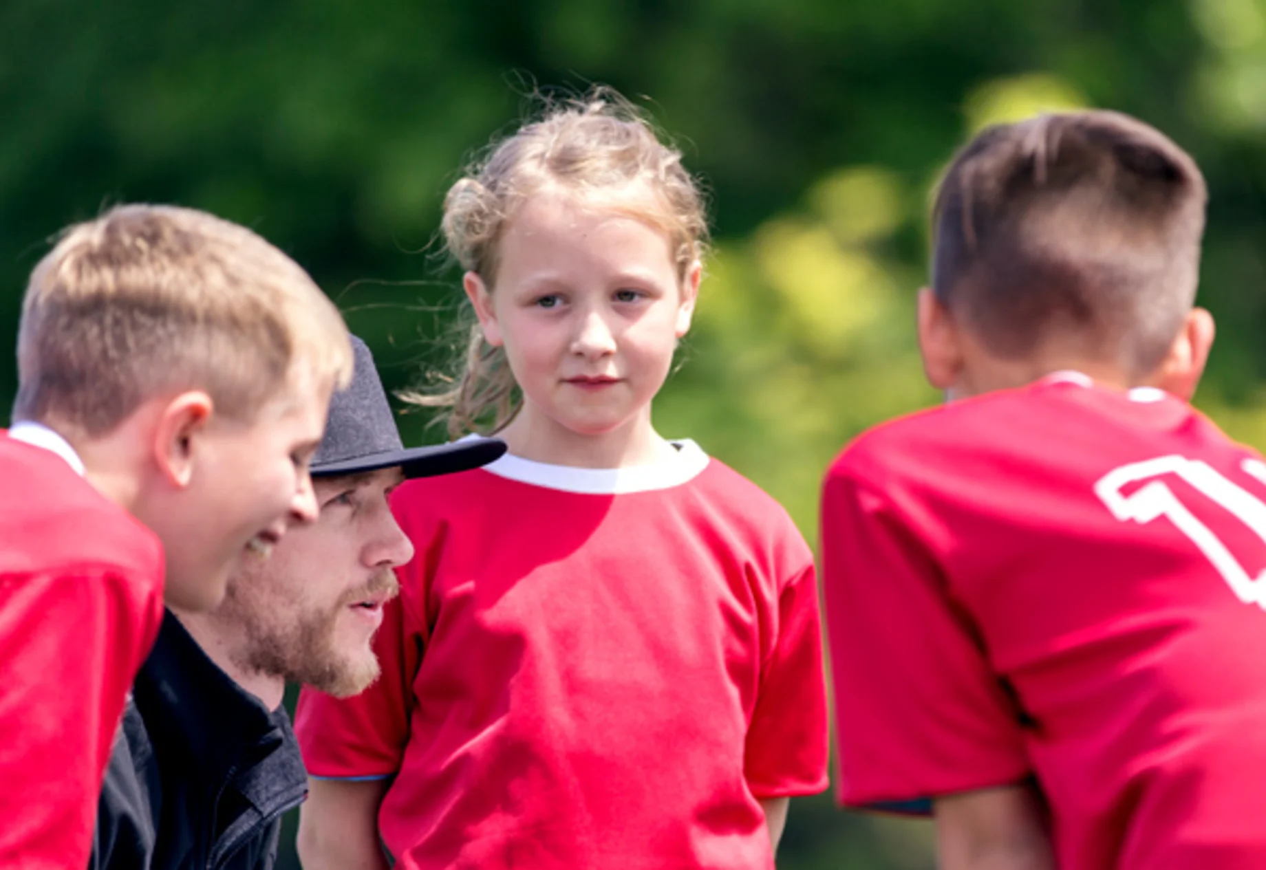 Børn som spiller fodbold