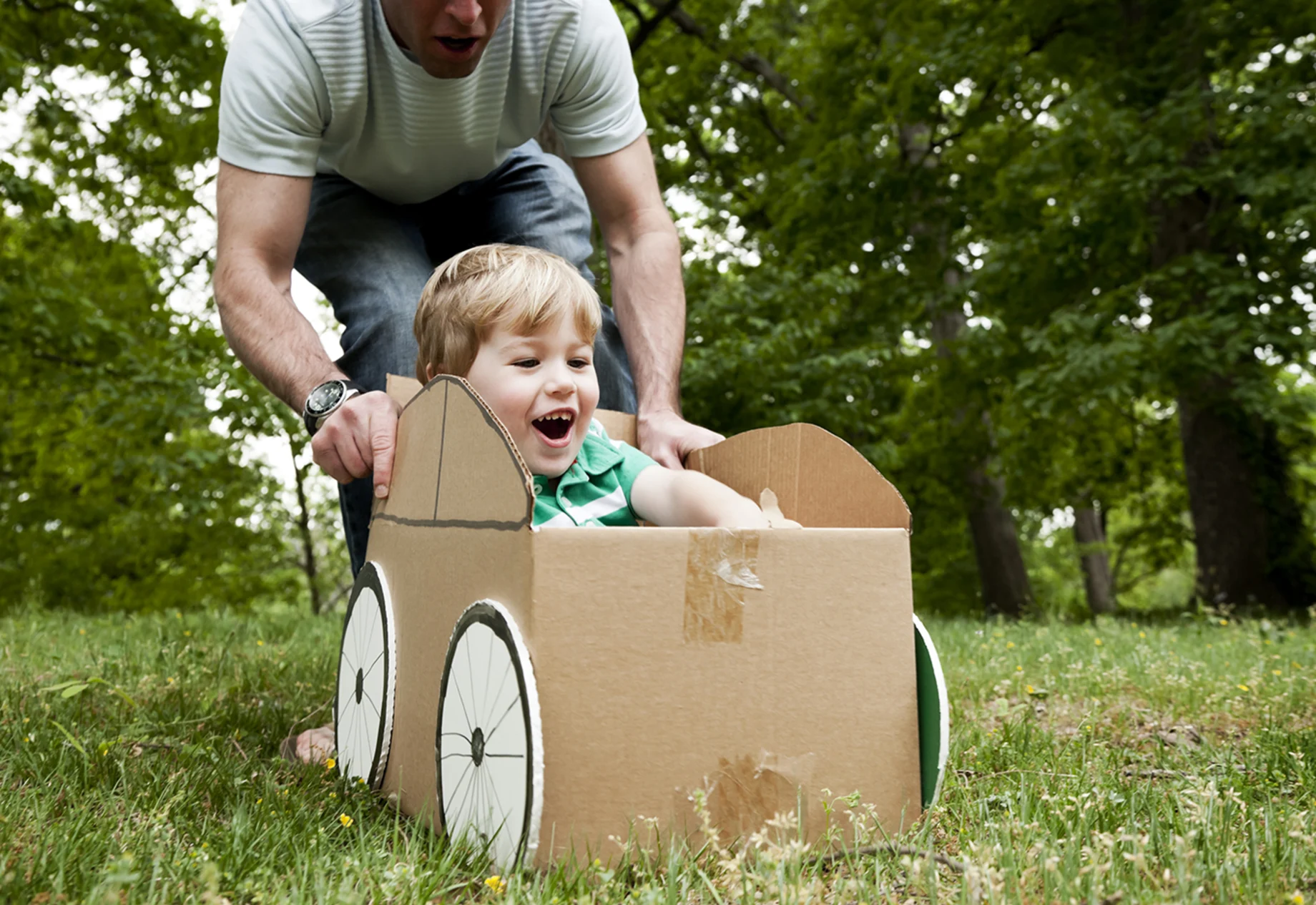 Dreng i en papkassebil