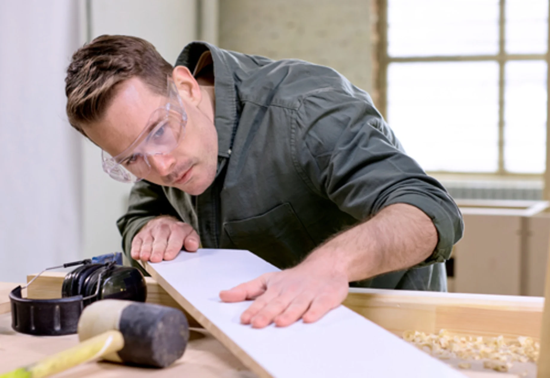 En håndværker som arbejder med træ