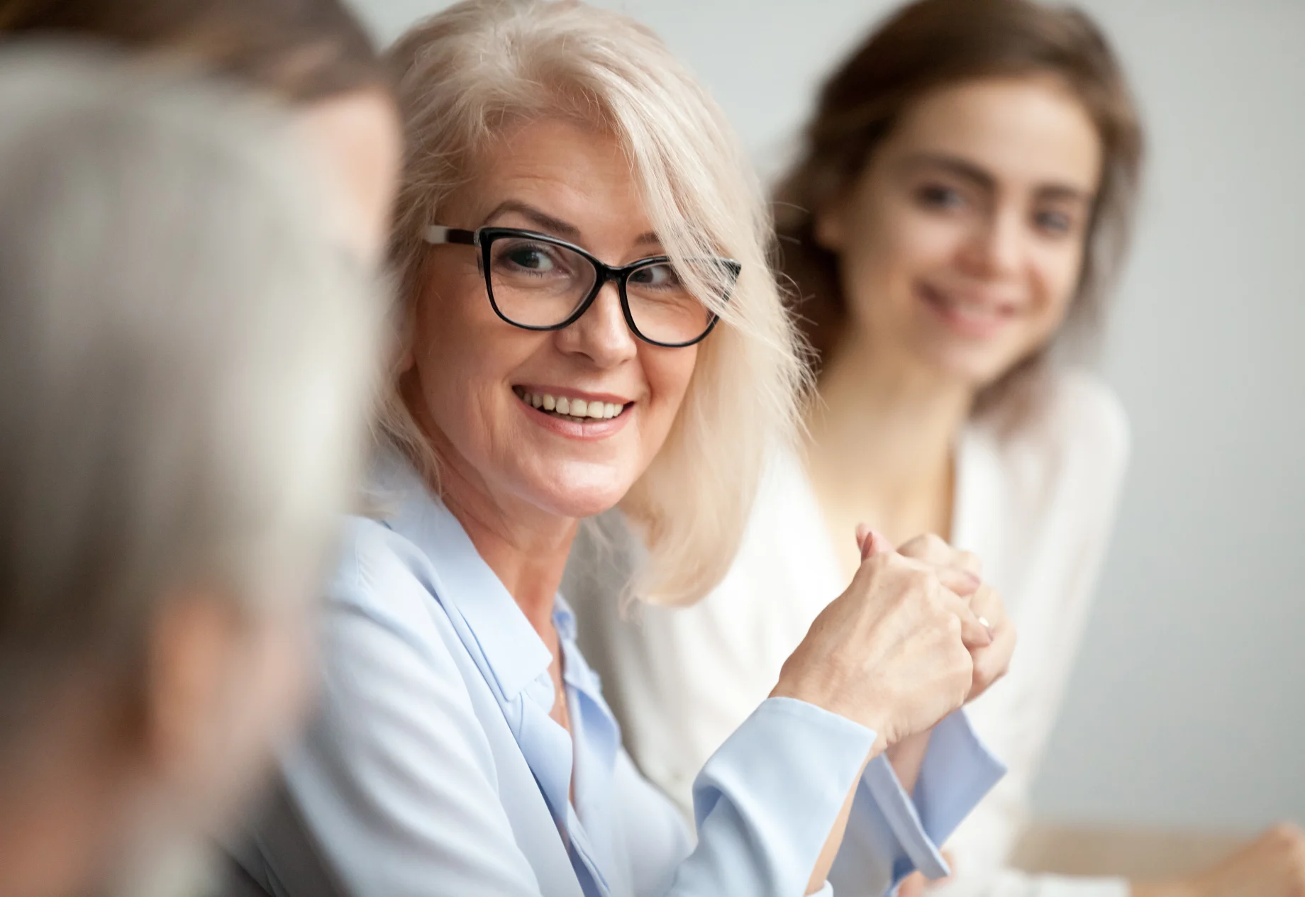 To kvinder som sidder og smiler