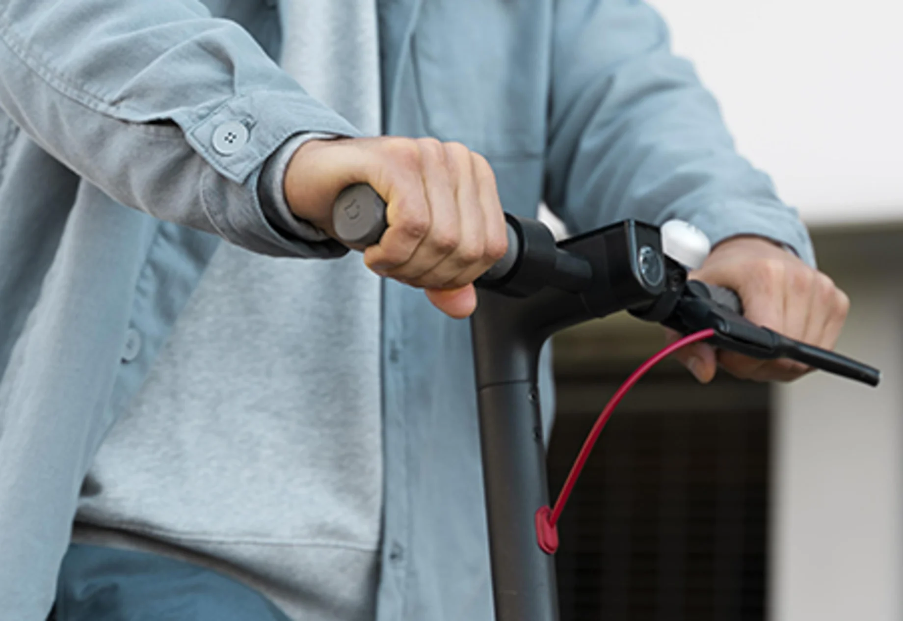 Mand som kører på el løbehjul