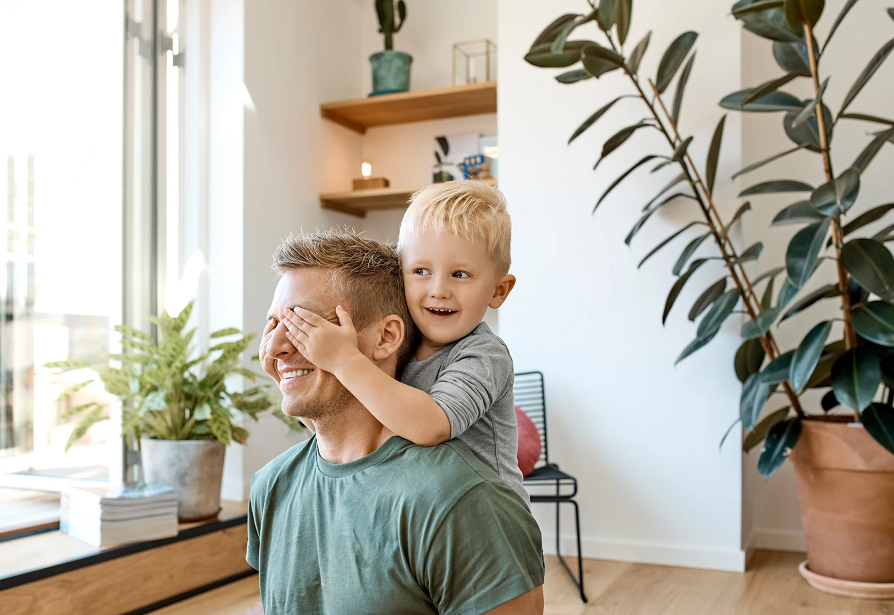 Far Og Søn Leger Hjemme