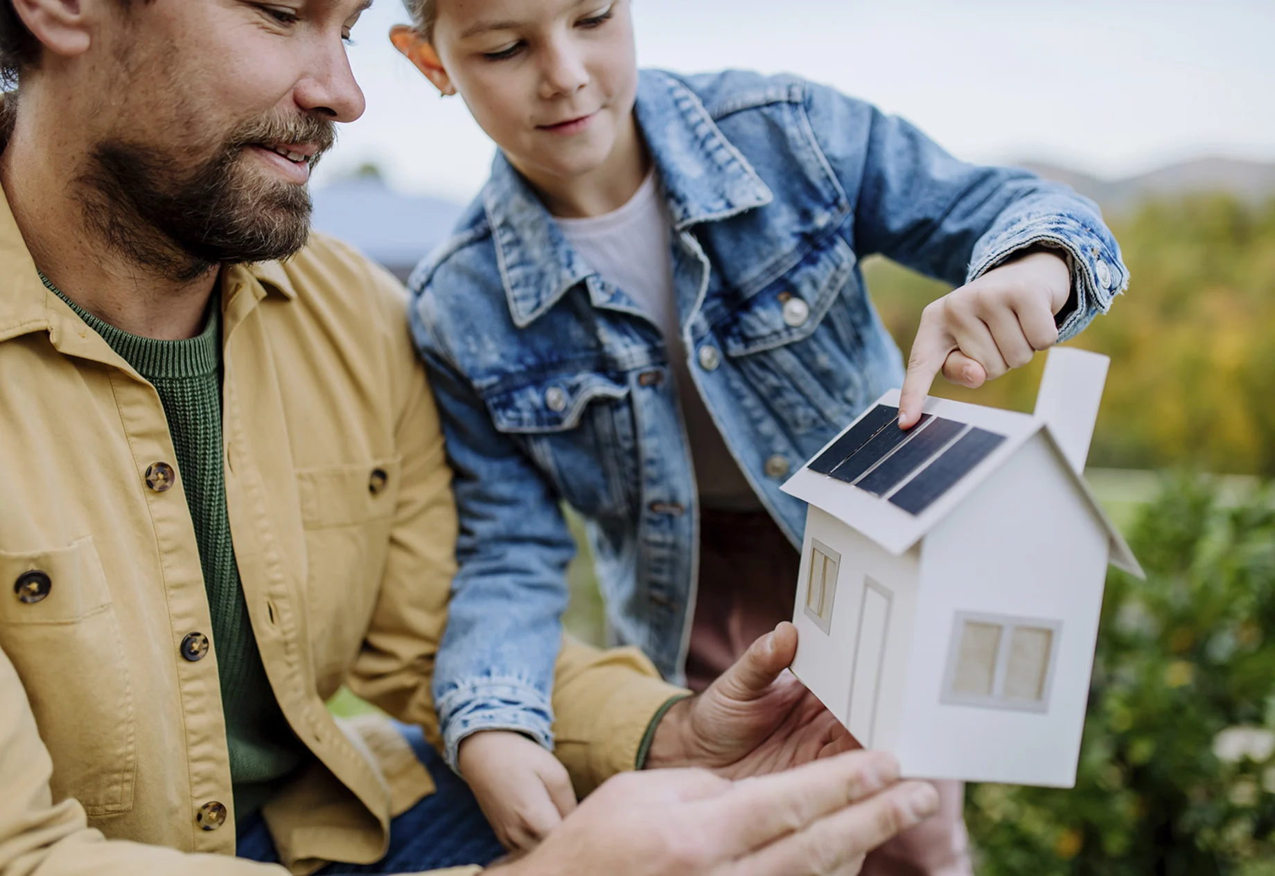 Far Og Datter Med Hus Af Papir