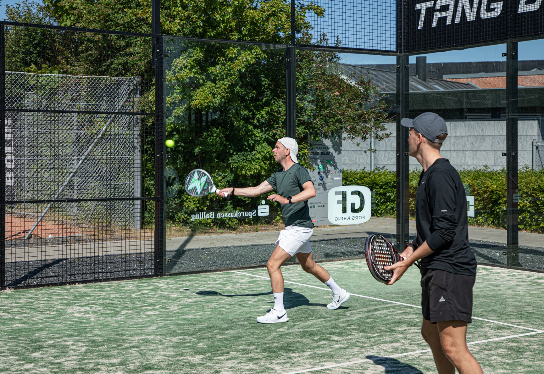 GF Nordvest støtter sporten i Holstebro - Her ved et nyt moderne padelanlæg