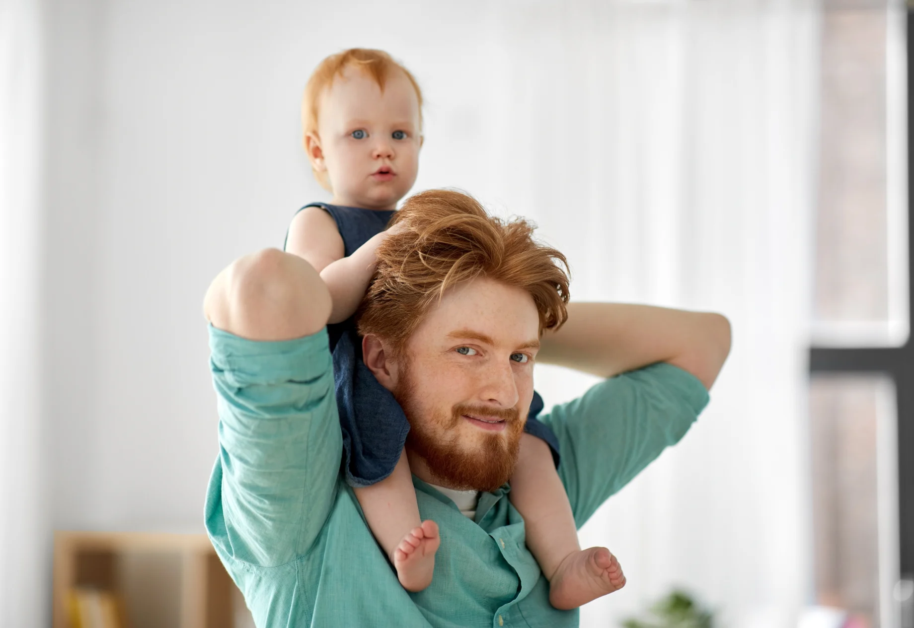 Barn som sidder på skuldrene af sin far