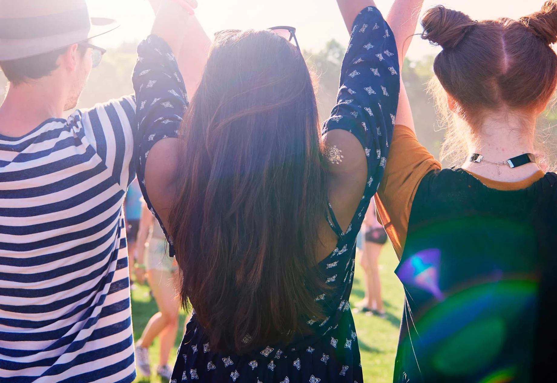 Unge mennesker som former et hjerte med deres hænder