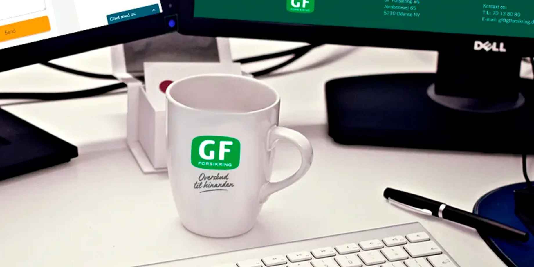 Et krus med GF Forsikring logo 