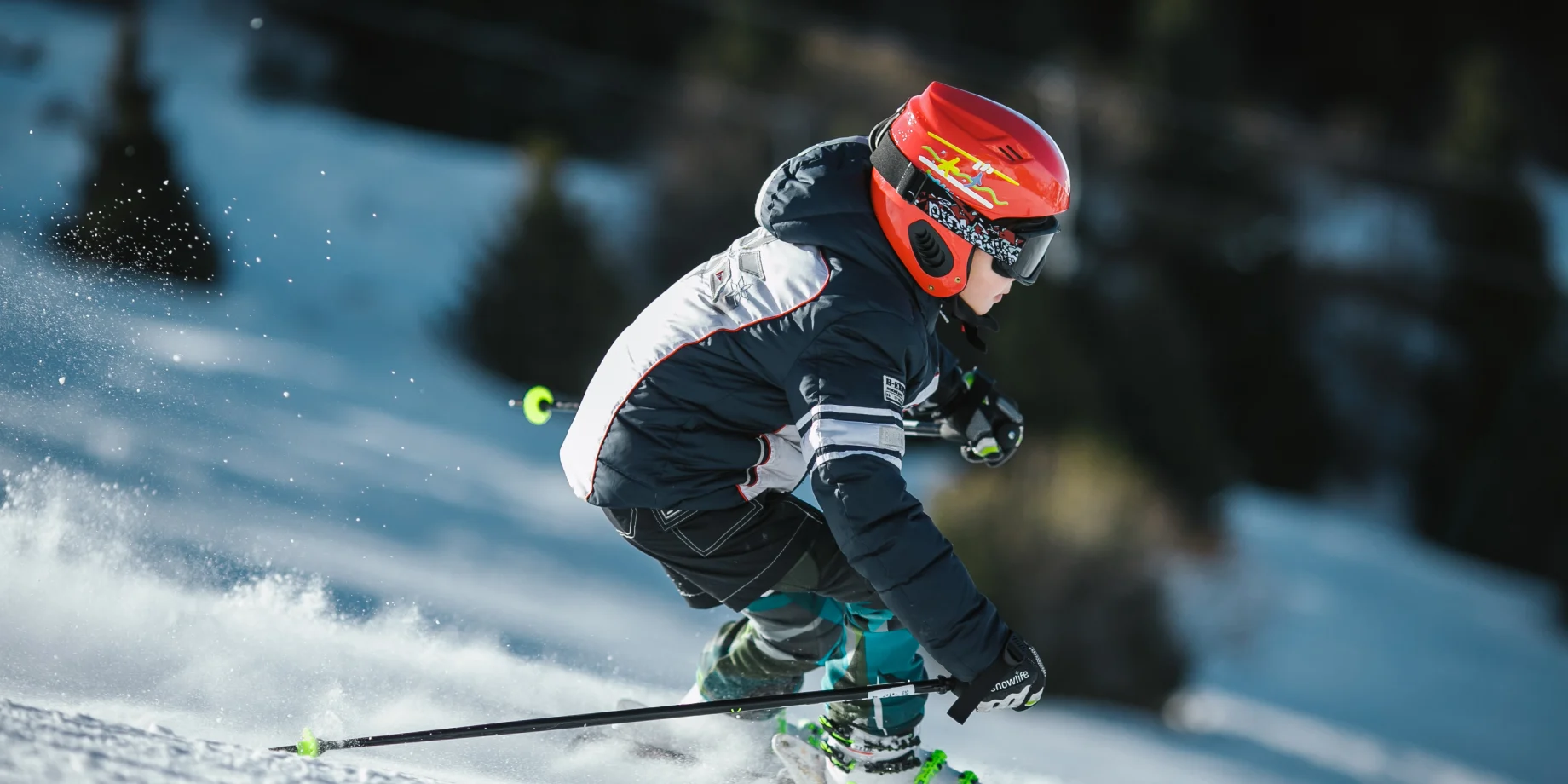 Dreng som står på ski