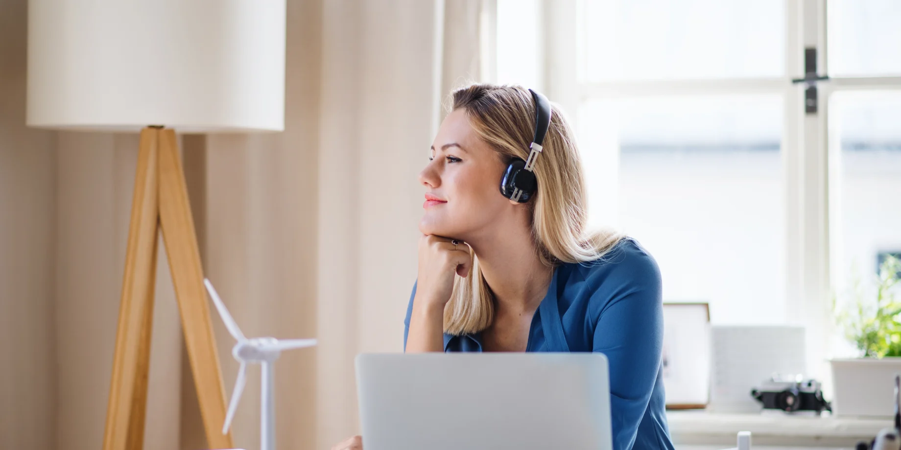 Kvinde med headset og computer