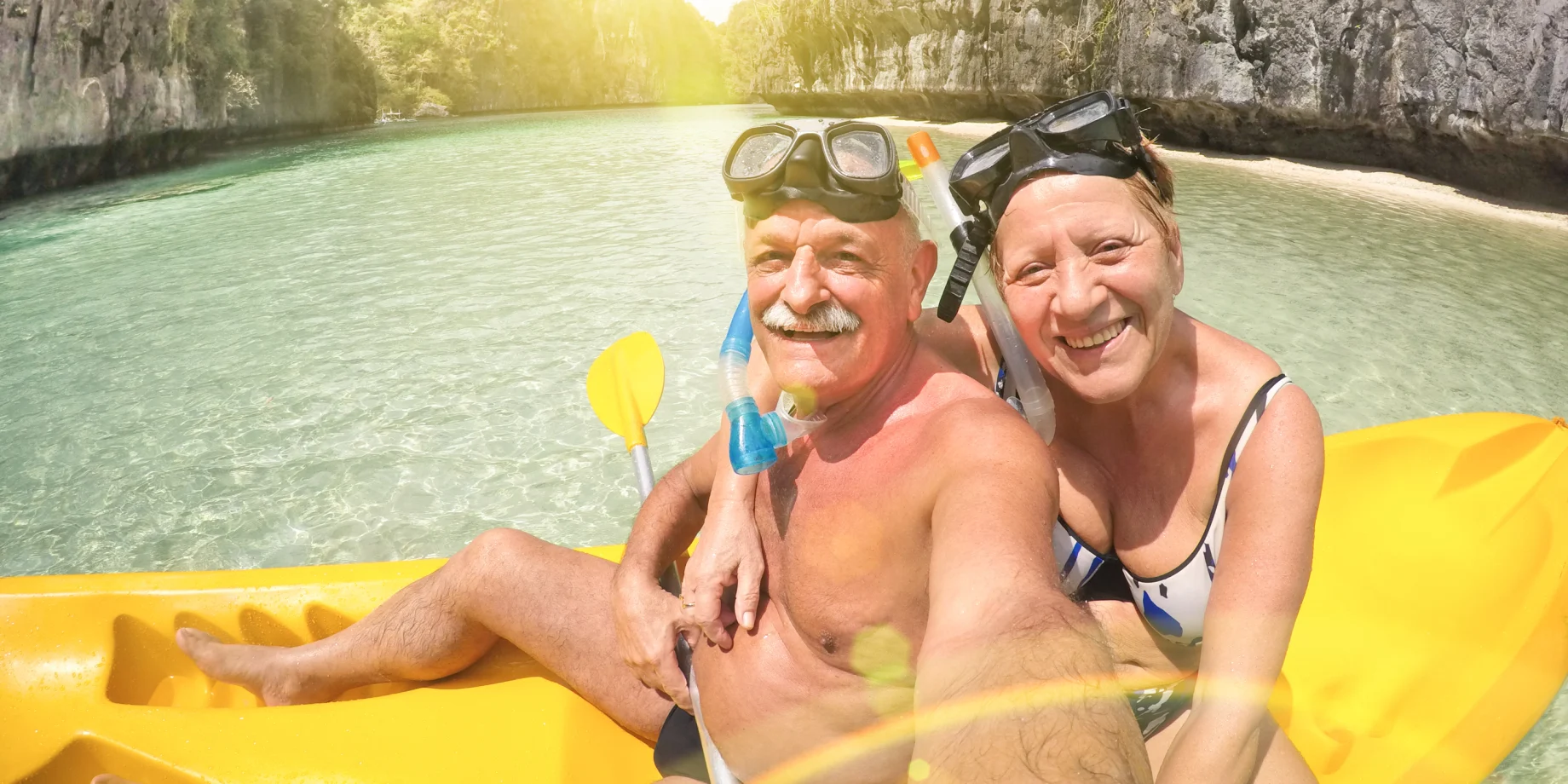 Ældre ægtepar på vandet i en kajak