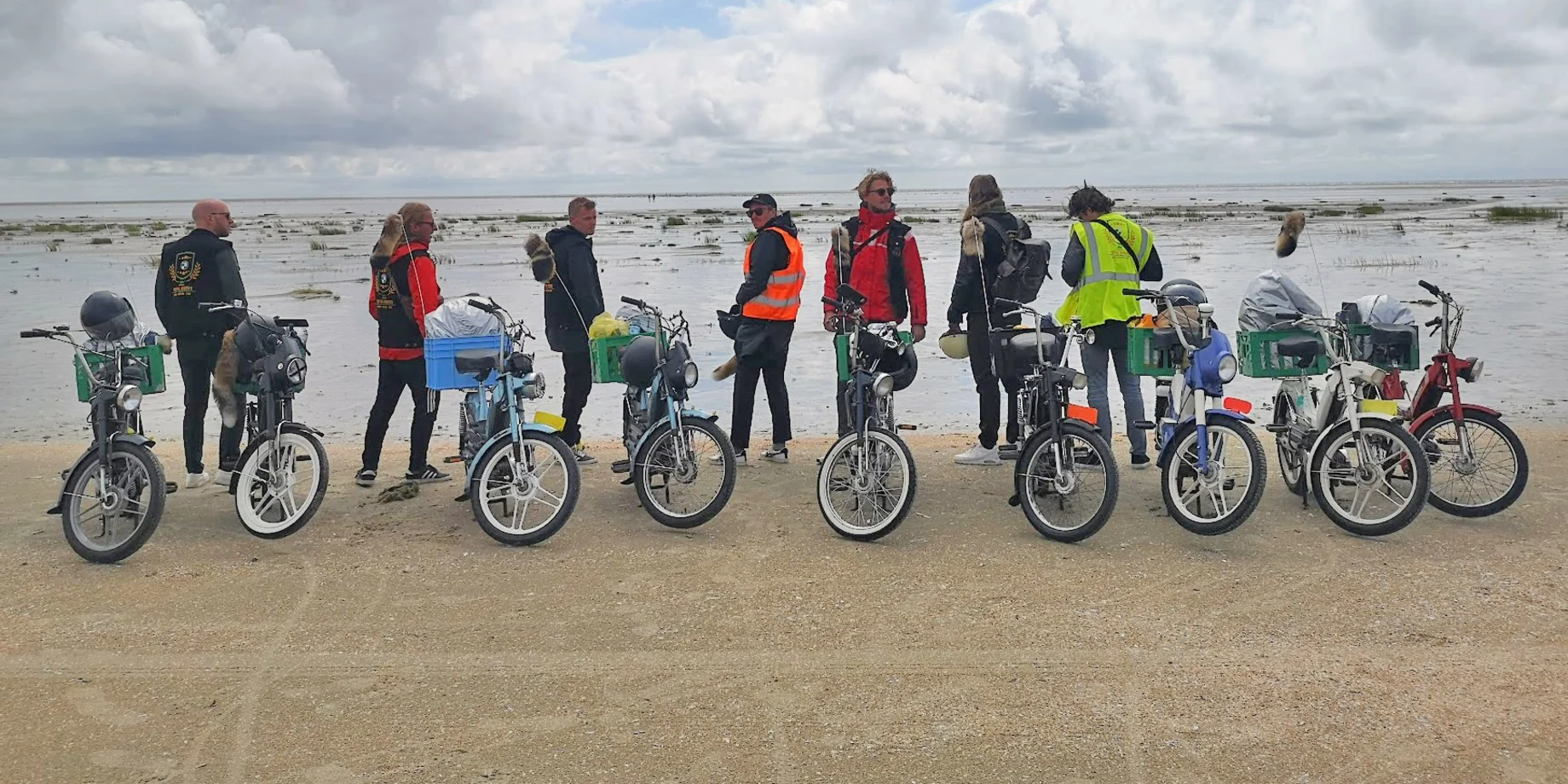 Veteran knallert klub på stranden