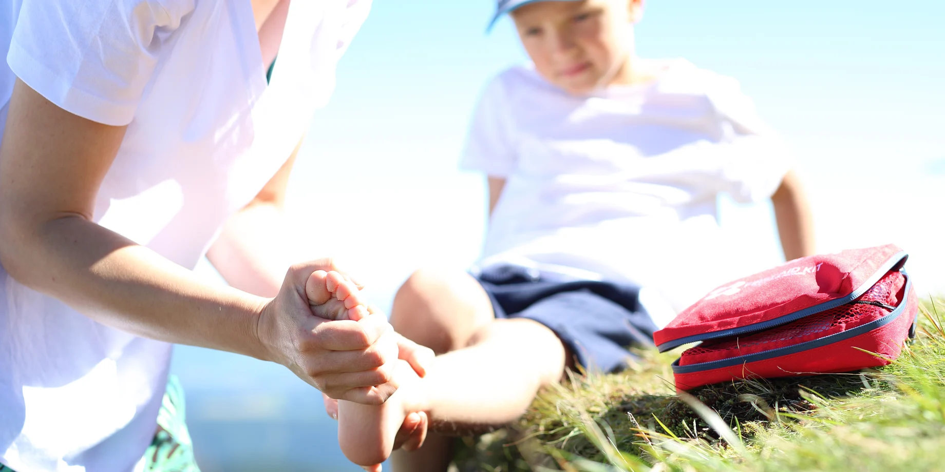 Dreng som er kommet til skade ved sin ankel
