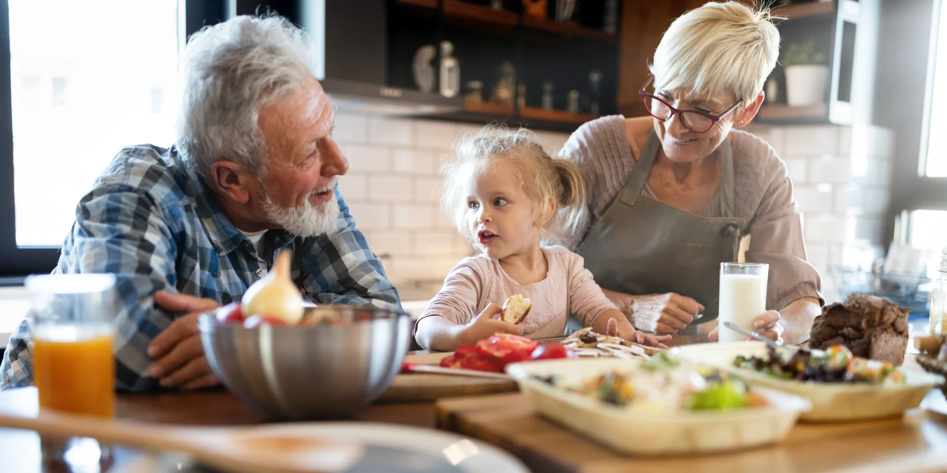 Barn og bedsteforældre som spiser sammen