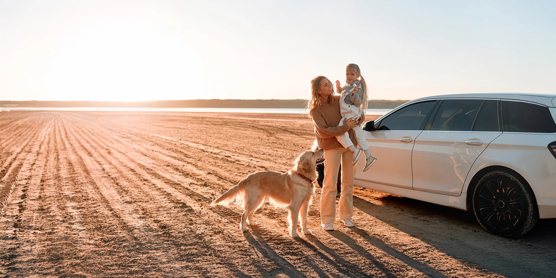 Mor På Stranden Med Datter Hund Og Bil