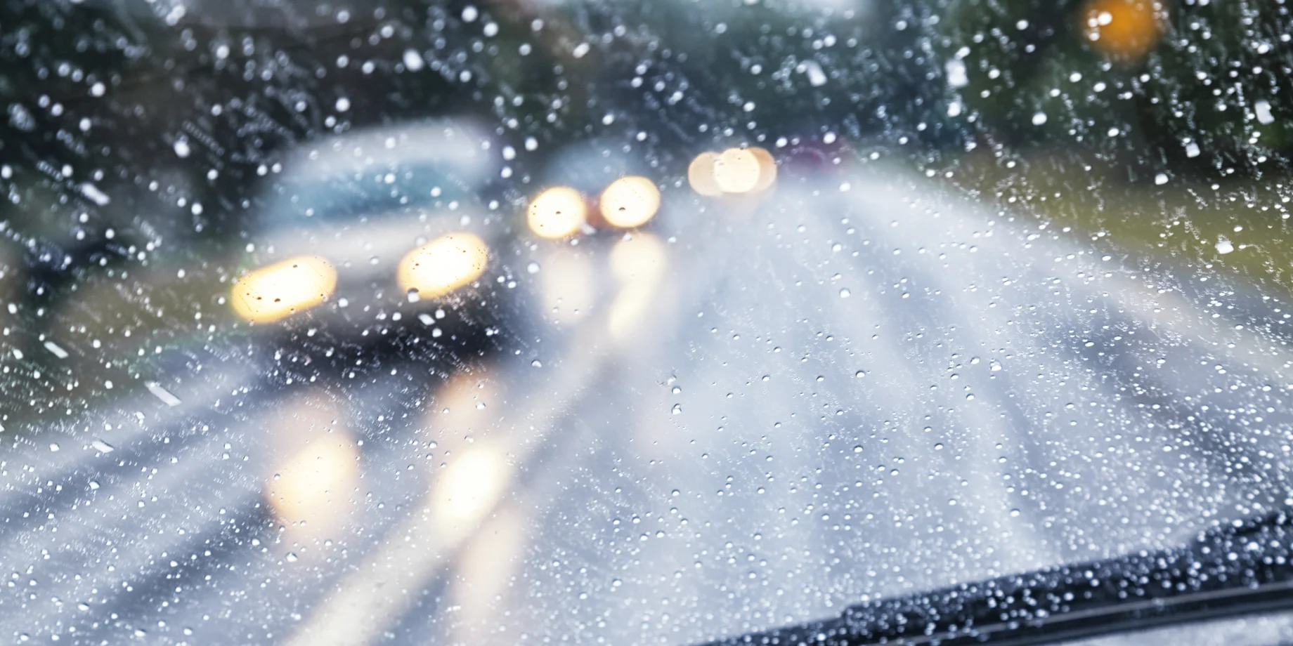 Forruden på en bil med regn på 
