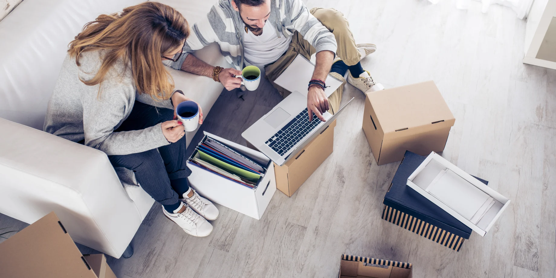 Et ægtepar som kigger på computer, midt i flytterod