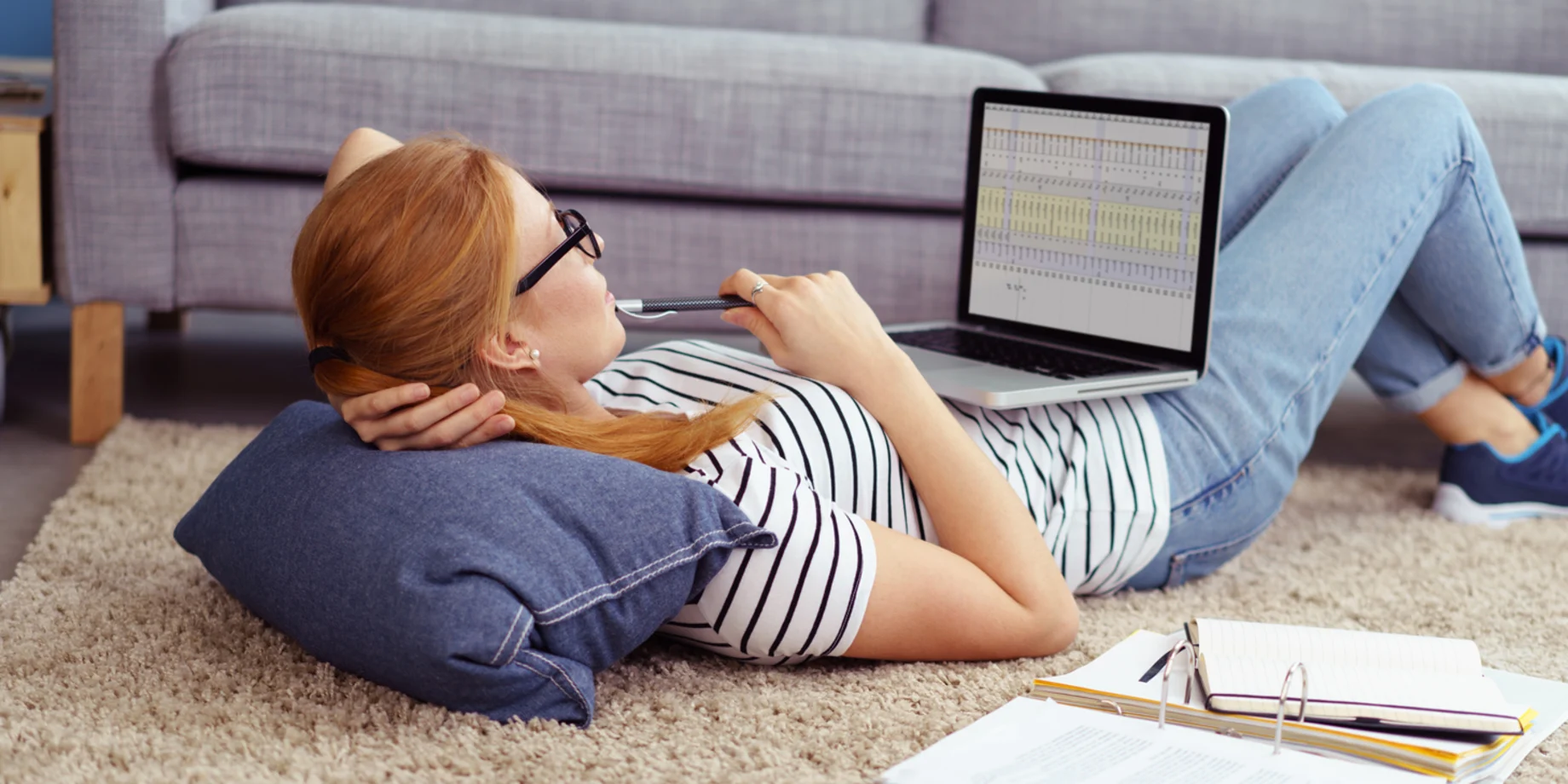 Ung pige som studerer på sin computer