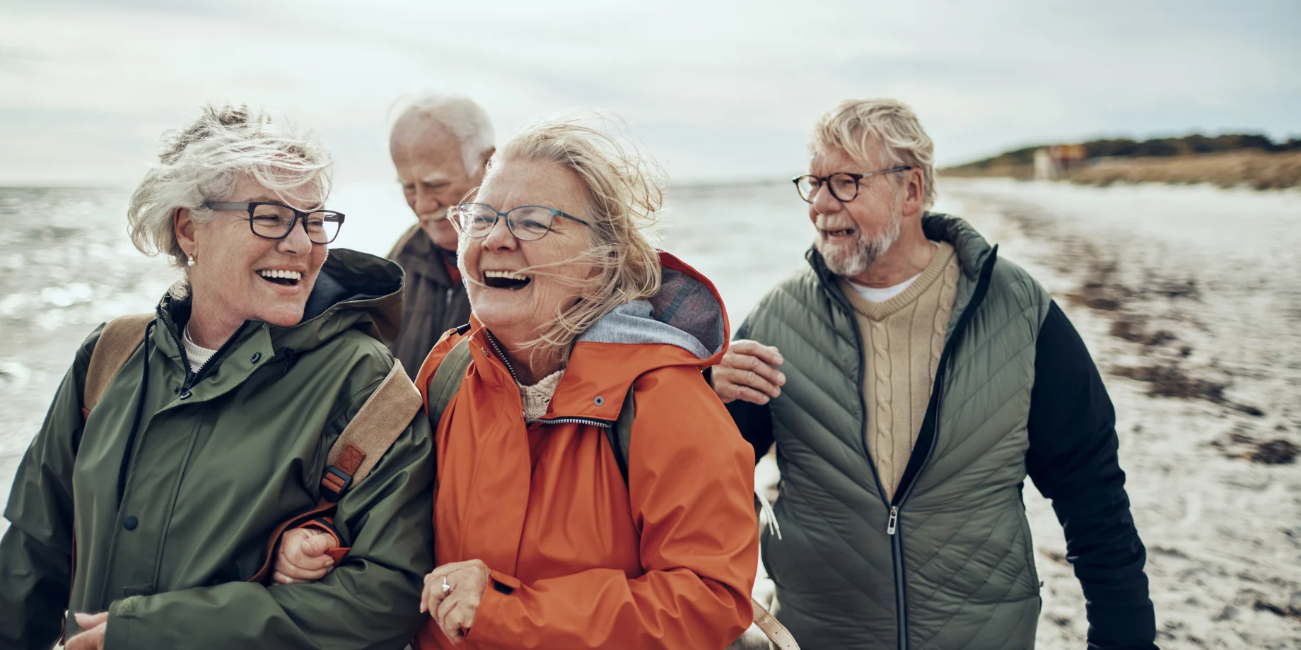 Ældre kvinder som går ved vandet 