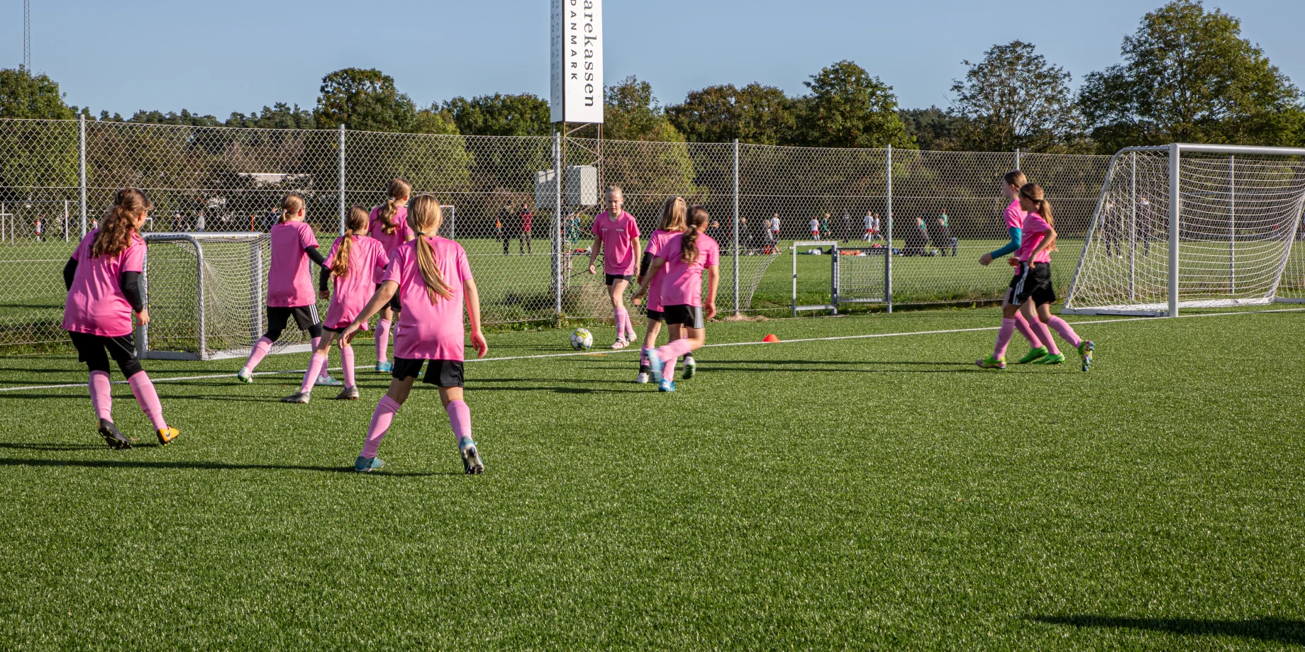 FC piger spiller fodboldkamp