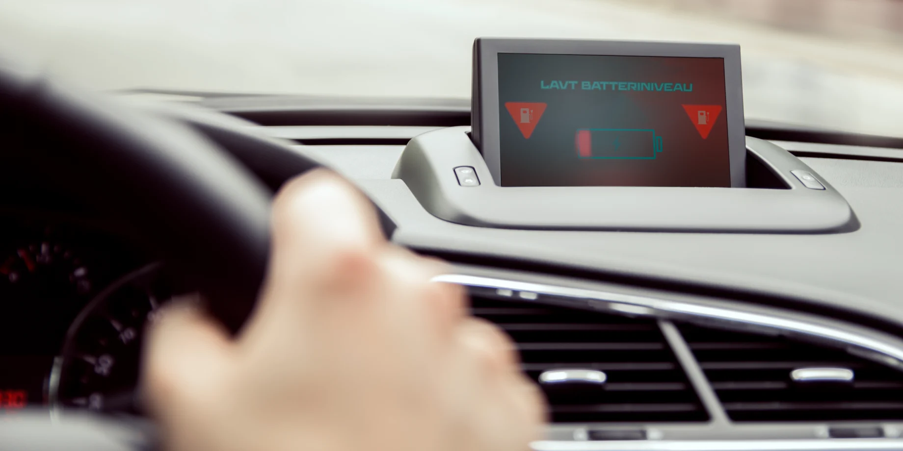 Skærm i bil viser, at der er lavt batteri niveau