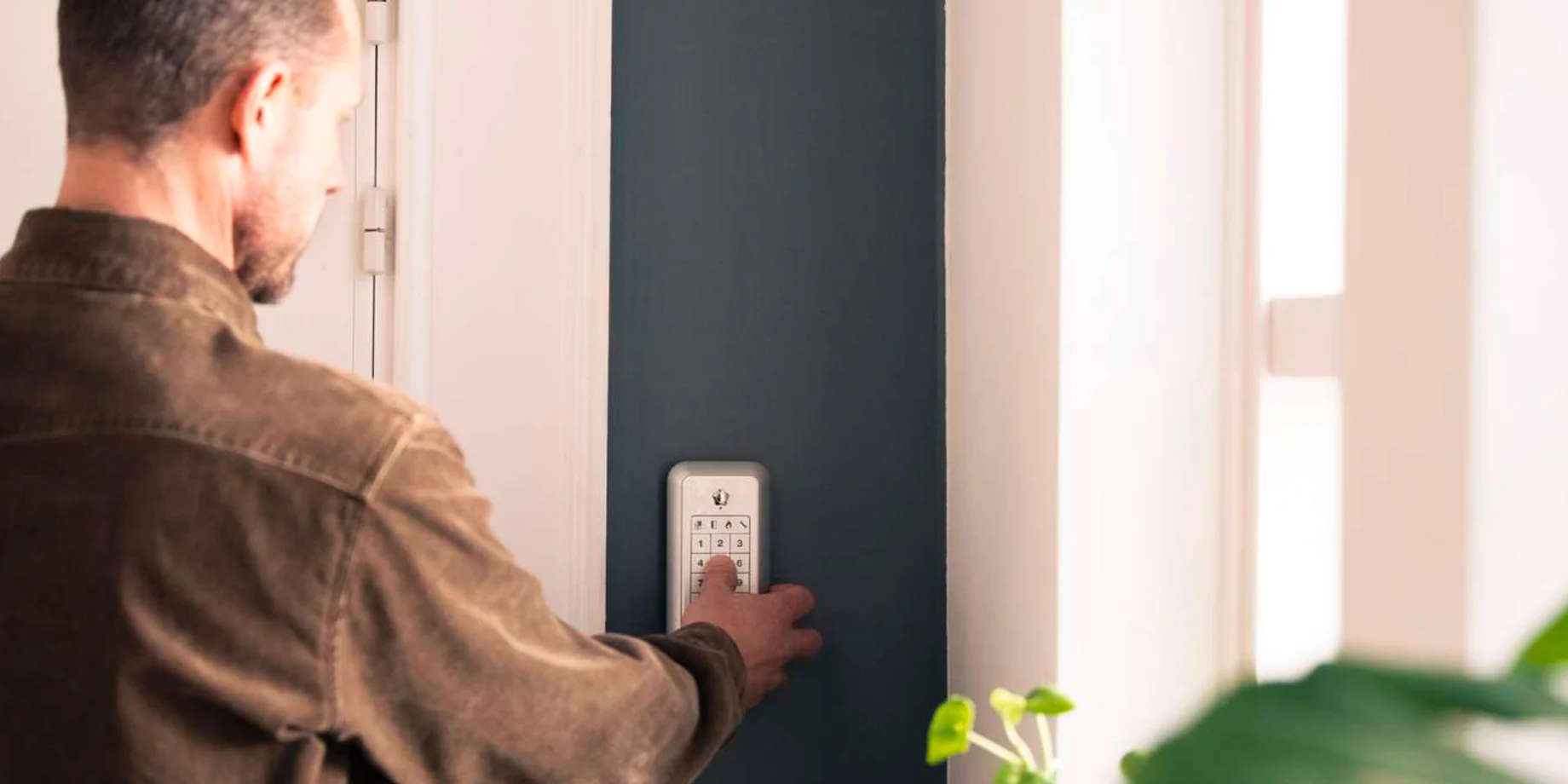 Mand står med verisure alarm