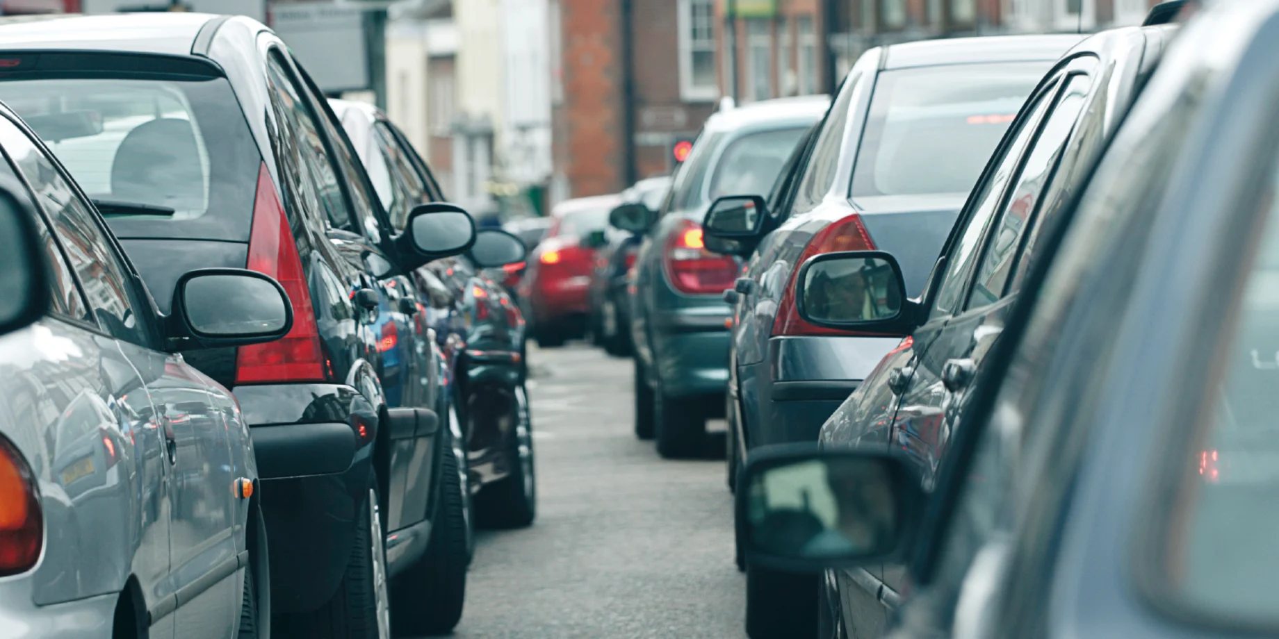 Biler som holder i kø