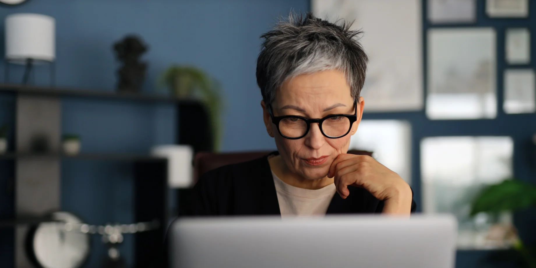 Medlemsfordel Datavagt Kvinde Midaldrende M Briller