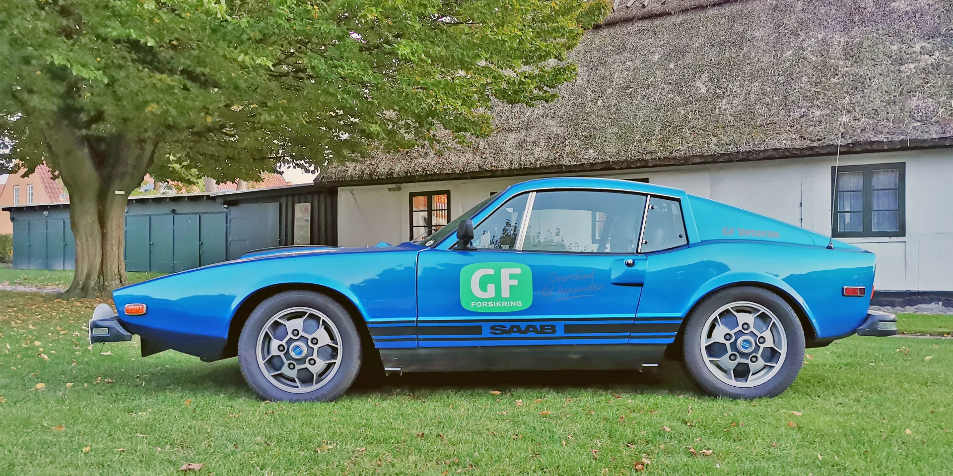 Blå veteranbil med GF logo